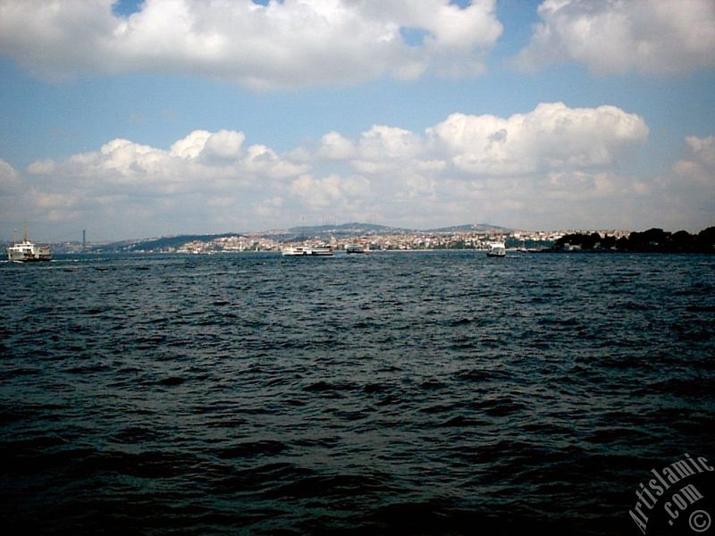 Denizden Emin�n� a��klar�ndan Sarayburnu ve �aml�ca Tepesi`ne do�ru bir bak��.
