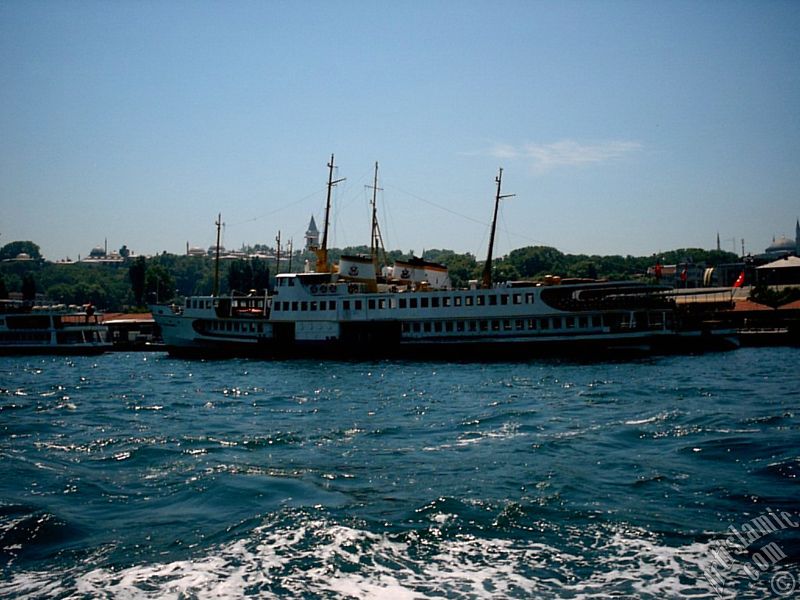 Emin�n� sahilinde denizden gemiler ve Topkap� Saray�.
