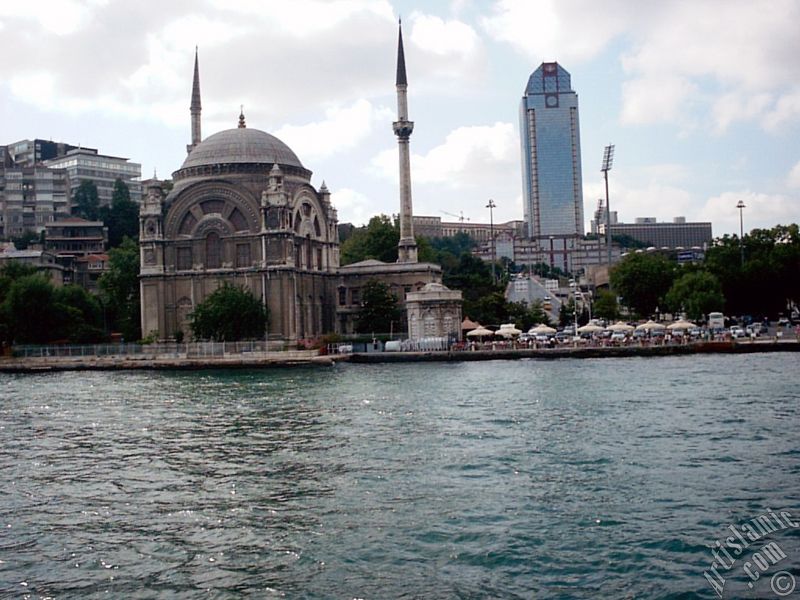 Denizden Dolmabah�e sahili ve Valide Sultan Camisi.
