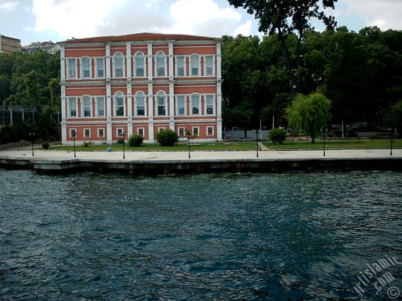 Denizden ��ra�an Saray� bah�esi.
