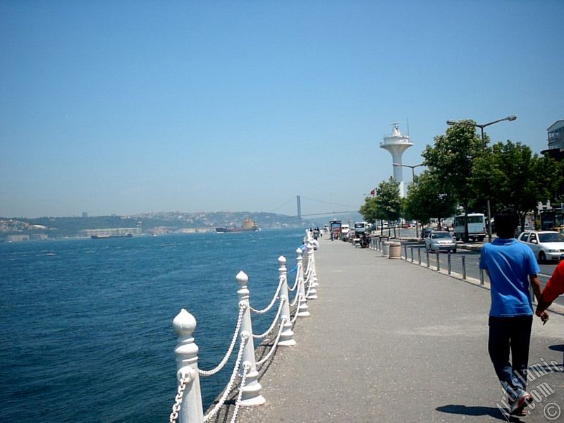�sk�dar sahili ve ufukta bo�az k�pr�s�.
