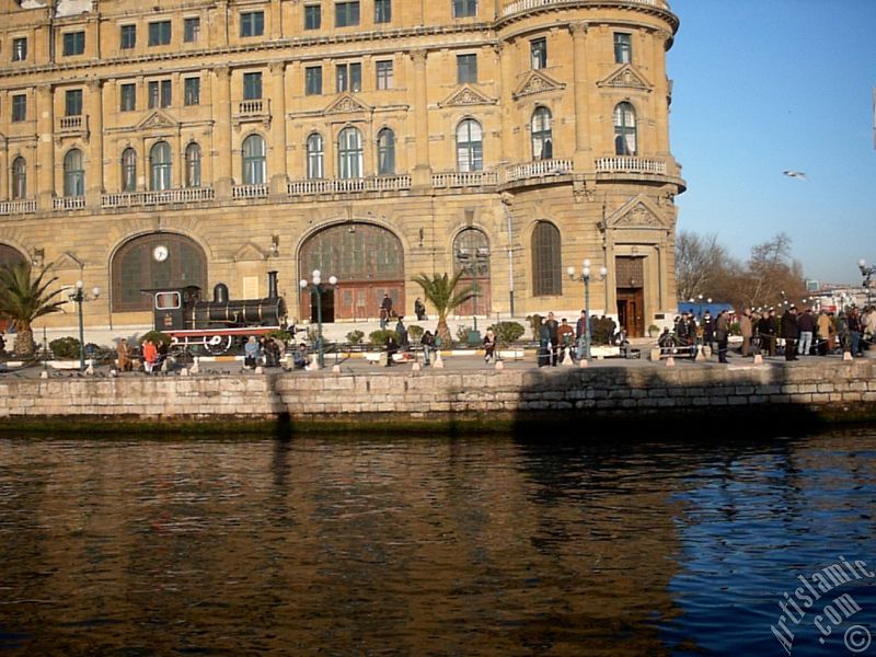 Denizden Haydarpa�a sahili ve tren gar�na bak��.
