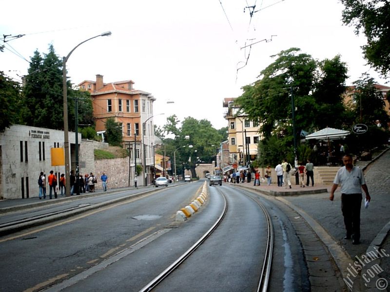 �stanbul Sultanahmet`te G�lhane Park�`na do�ru inen tramvay yolu ve solda Yerebatan Sarn�c�.
