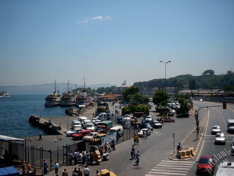 �stanbul Emin�n�`de �st ge�itten iskeleler ve sahile do�ru bak��.
