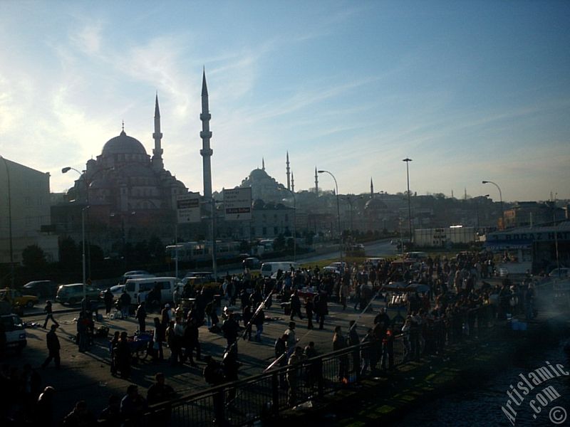 �stanbul Emin�n� Meydan�, (soldan-sa�a) Yeni Cami, arkas�nda S�leymaniye Camisi, alt�nda R�stem Pa�a Camisi.

