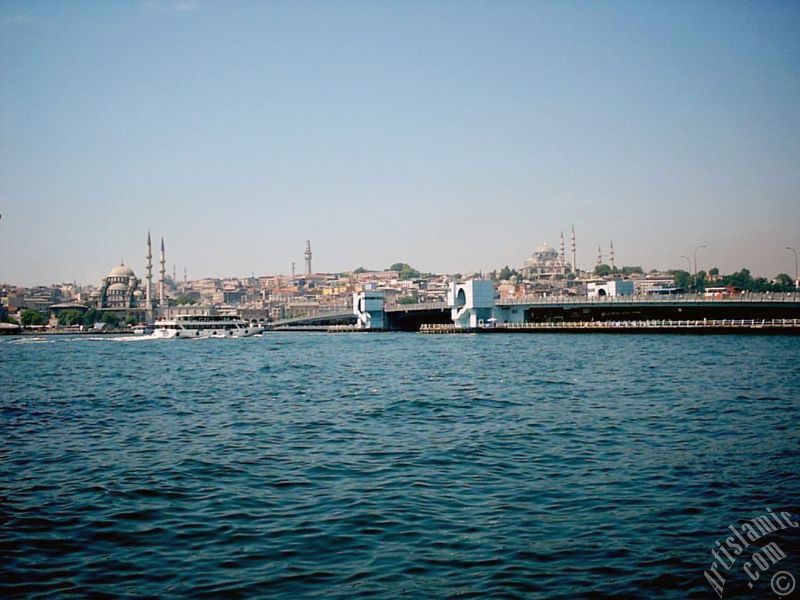 Karak�y sahilinden Yeni Cami (solda), (uzak arkas�nda) Beyaz�t Camisi, Beyaz�t Kulesi, Yeni Galata K�pr�s� ve S�leymaniye Camisi`ne bak��.
