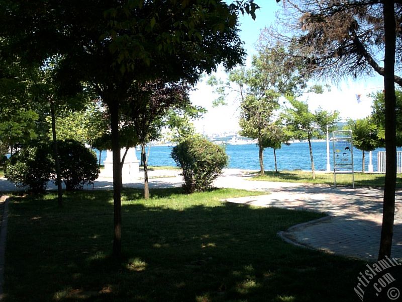 �stanbul Kabata� sahilinde bir parktan denize do�ru bak��.
