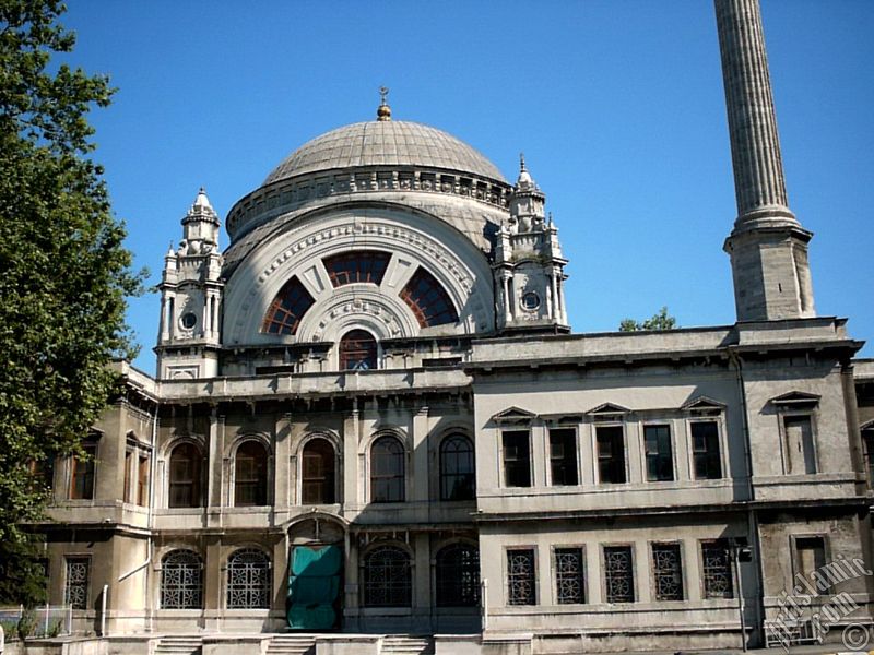 �stanbul Dolmabah�e sahilinde bulunan Valide Sultan Camisi.
