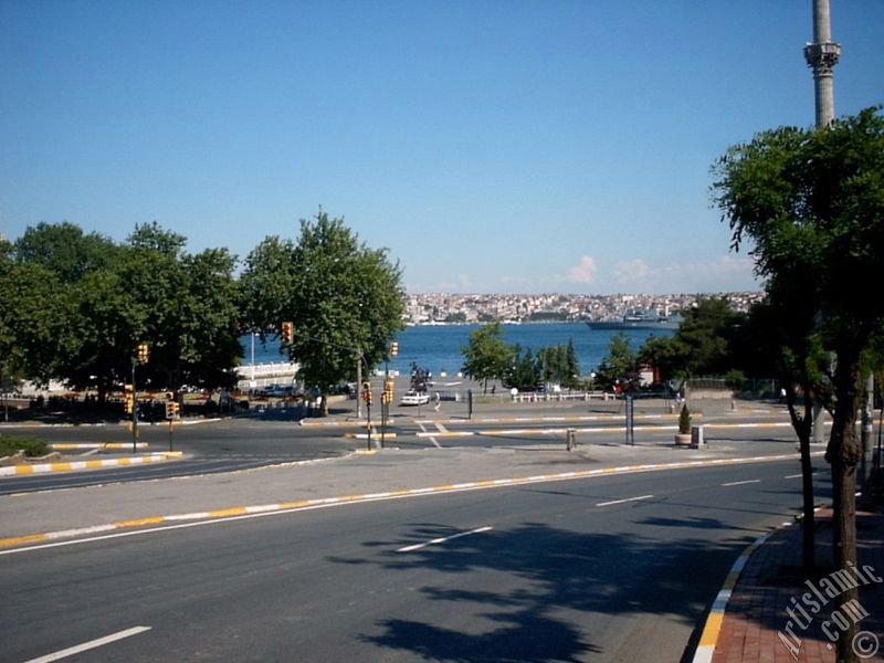 �stanbul Dolmabah�e sahili ve Valide Sultan Camisinin minaresi.
