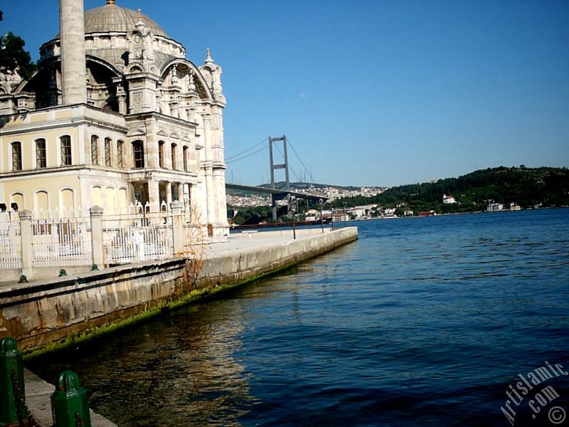 �stanbul Ortak�y sahilinden Bo�az K�pr�s�, Ortak�y Camisi ve Bo�az K�pr�s�n�n sa� aya�� �zerinde g�nd�z vakti g�r�len ay.
