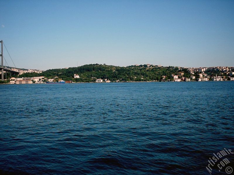 �stanbul Ortak�y sahilinde bir parktan Bo�az K�pr�s� ve Beylerbeyi s�rtlar�.
