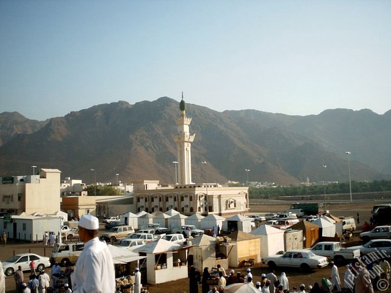 Medine`de Uhud Da�lar� ve Uhud Sava��n�n yap�ld��� alan.
