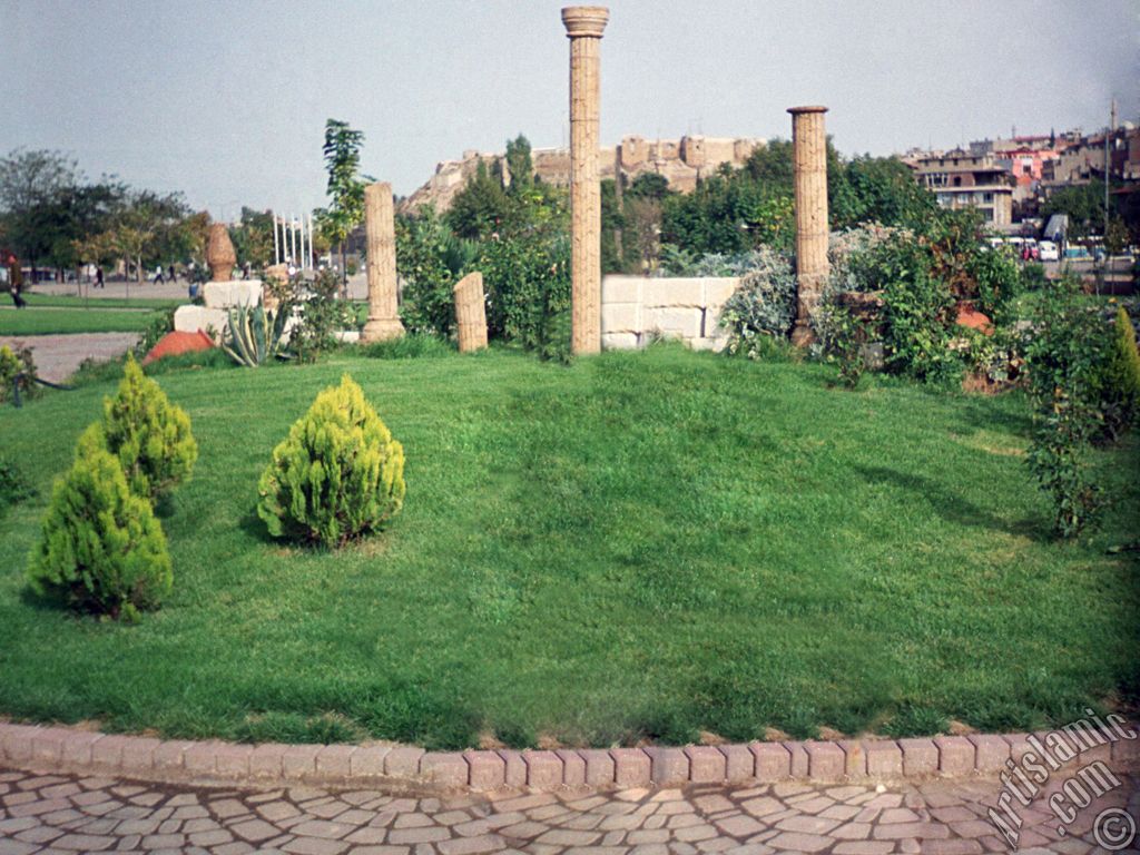 Gaziantep`te bir parktan tarihi Gaziantep Kalesi`nin g�r�n���.

