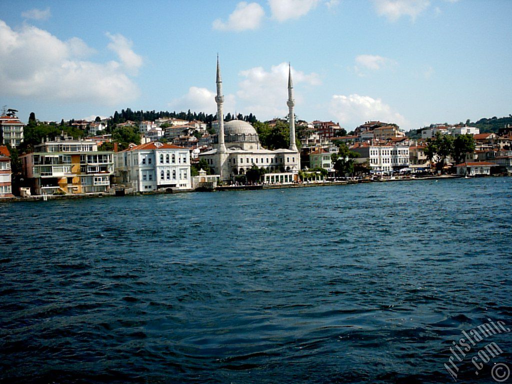 Denizden Beylerbeyi sahili ve Beylerbeyi Camisi.
