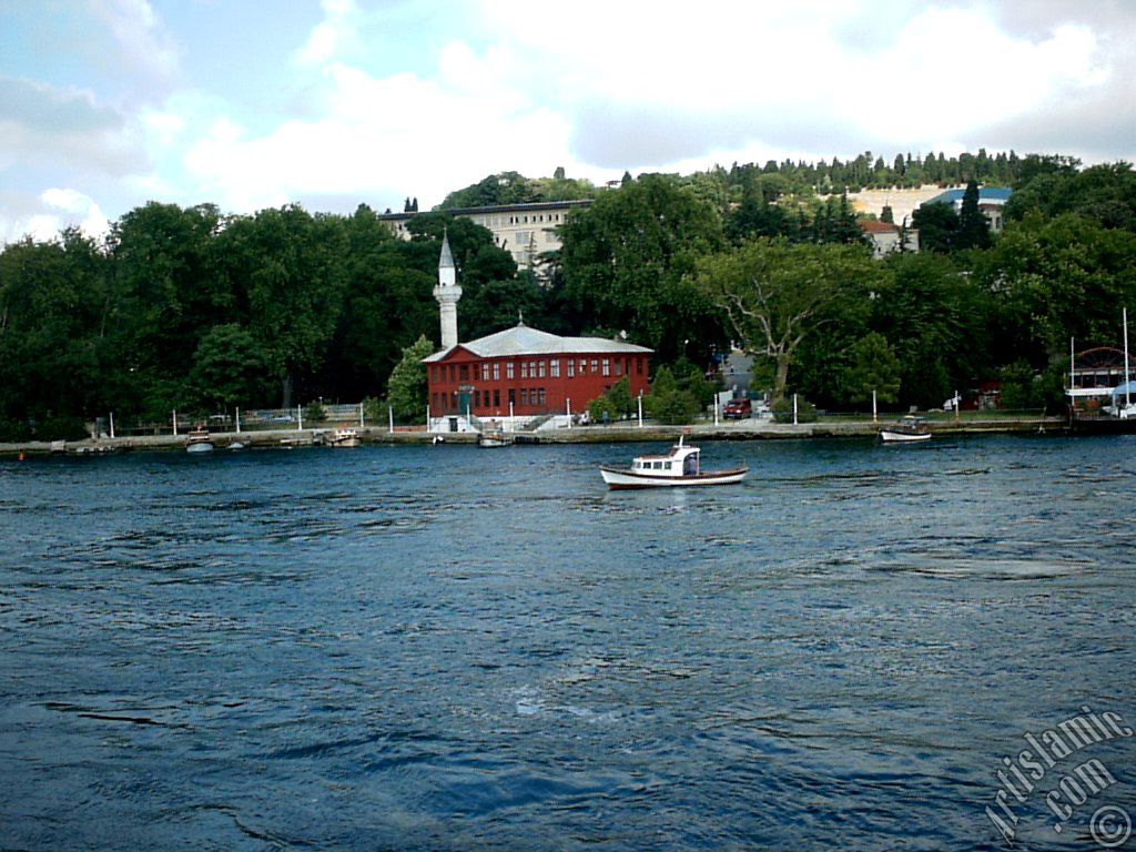 Denizden Kuleli Mahallesi sahili, cami ve kay�k.
