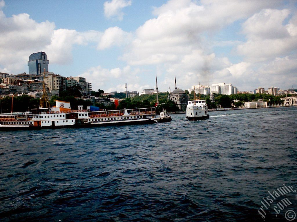 Denizden Kabata� sahili ve uzakta Valide Sultan Camisi.
