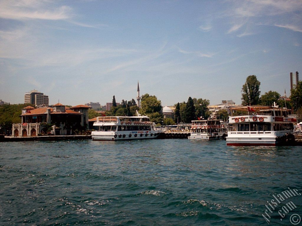 Denizden Be�ikta� sahili, iskele ve arkada Sinan Pa�a Camisi.

