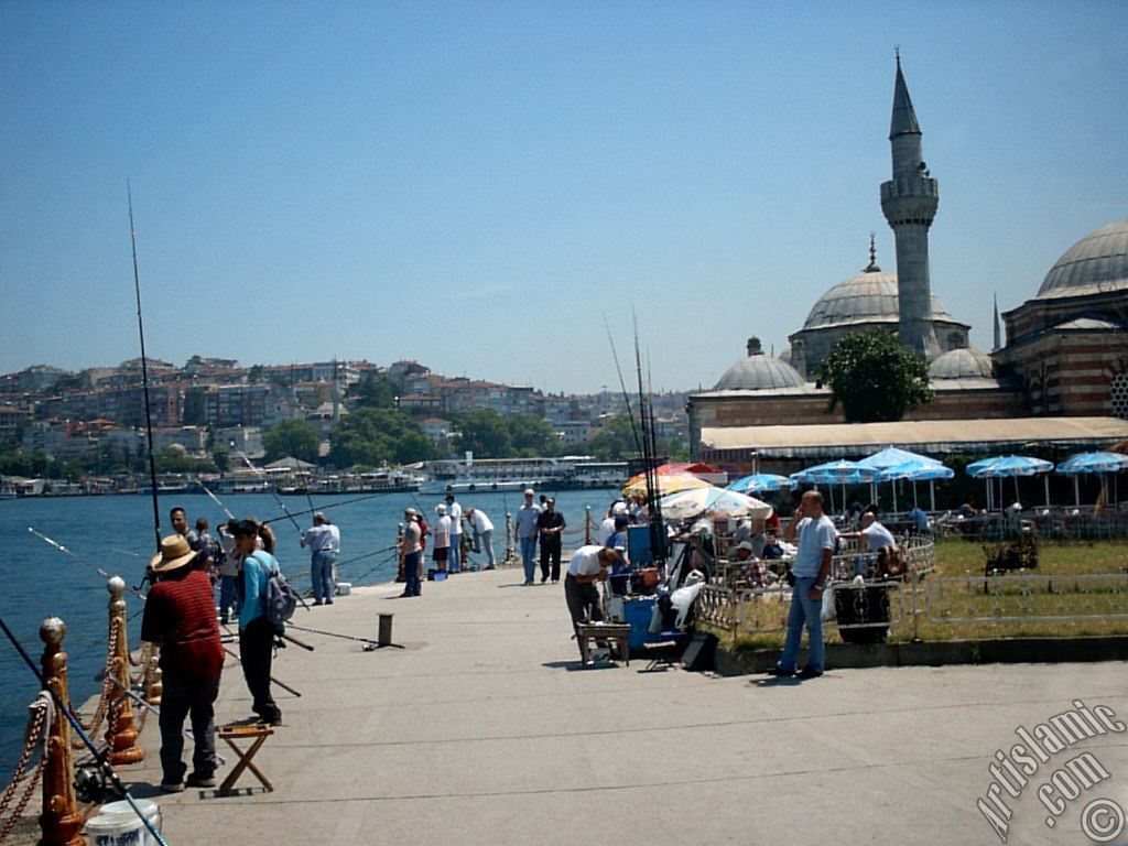 �sk�dar sahilinde bal�k tutanlar ve �emsi Pa�a Camisi.
