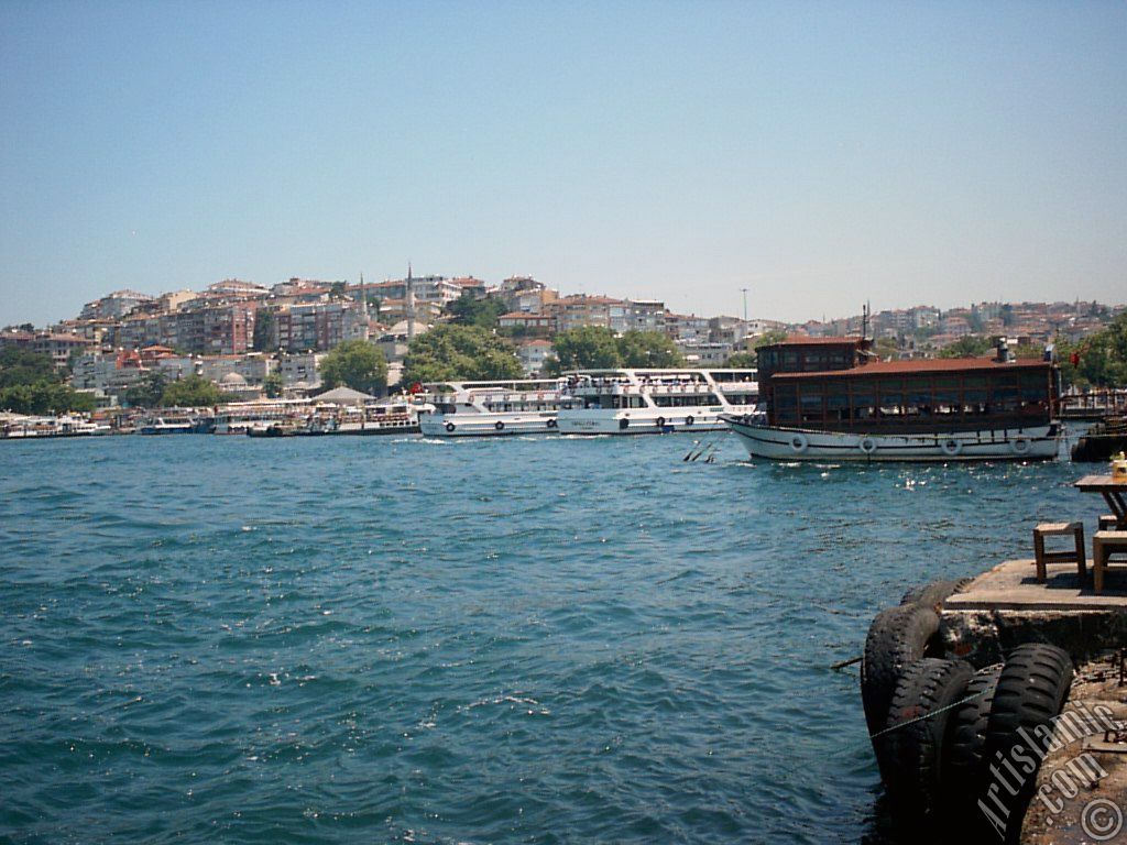 �sk�dar sahili ve bir bal�k�� teknesi.
