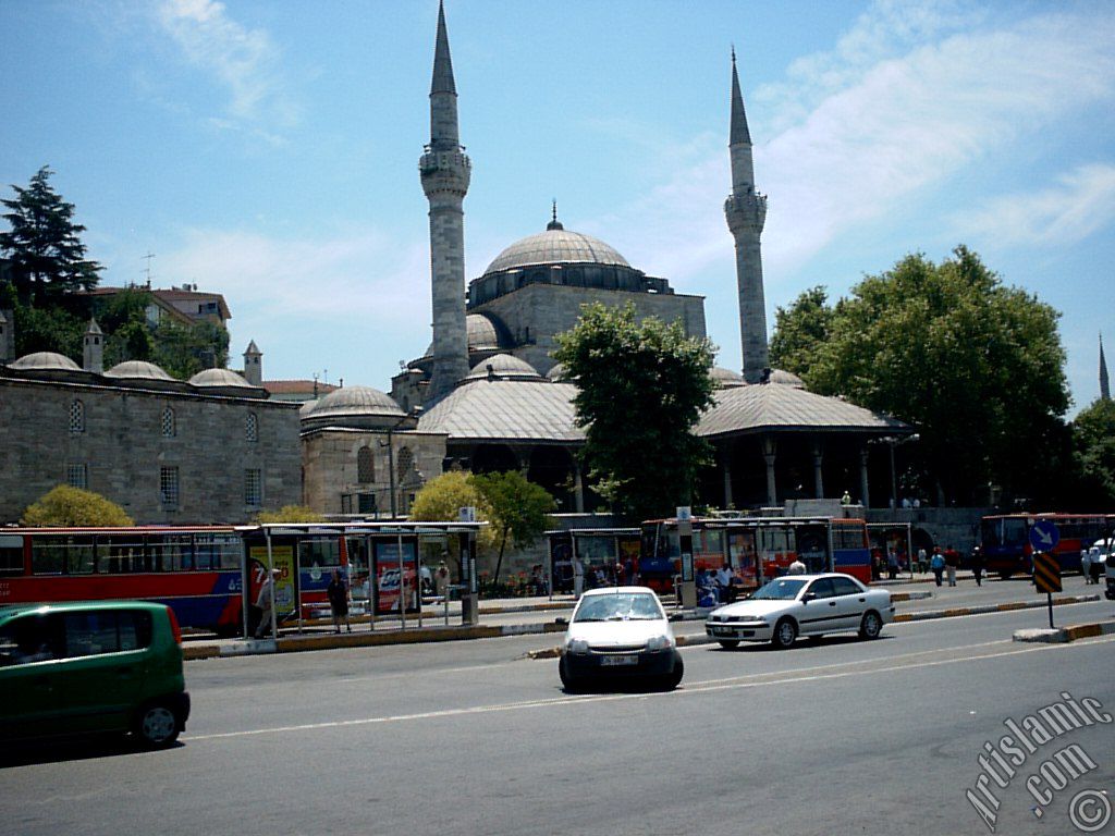 �sk�dar sahilinde bulunan Mihrimah Sultan Camisi.
