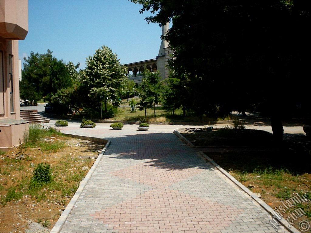�sk�dar Altunizade`de bulunan Marmara �niversitesi �lahiyat Fak�ltesi ve Camisi`nden bir g�r�n��.
