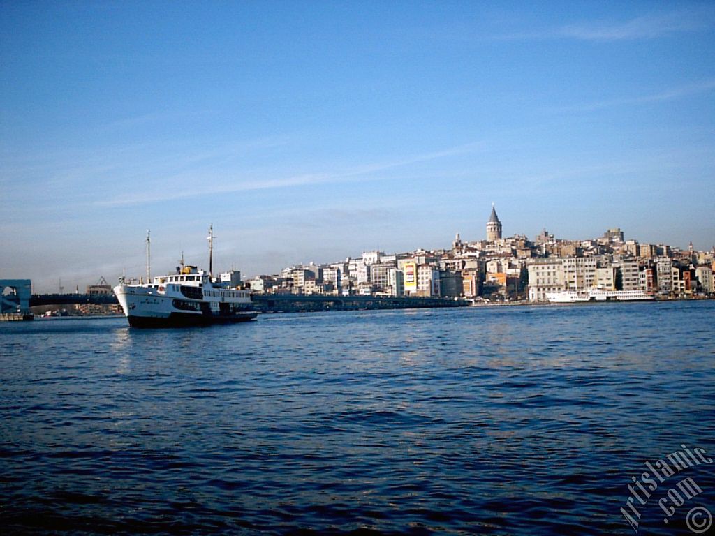 Emin�n� sahilinde iskeleye yana�an vapur, Yeni Galata K�pr�s� ve Galata Kulesi.
