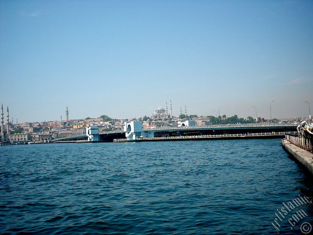 Karak�y iskelesinden Yeni Cami (solda), (uzak arkas�nda) Beyaz�t Camisi, Beyaz�t Kulesi, Yeni Galata K�pr�s� ve S�leymaniye Camisi`ne bak��.
