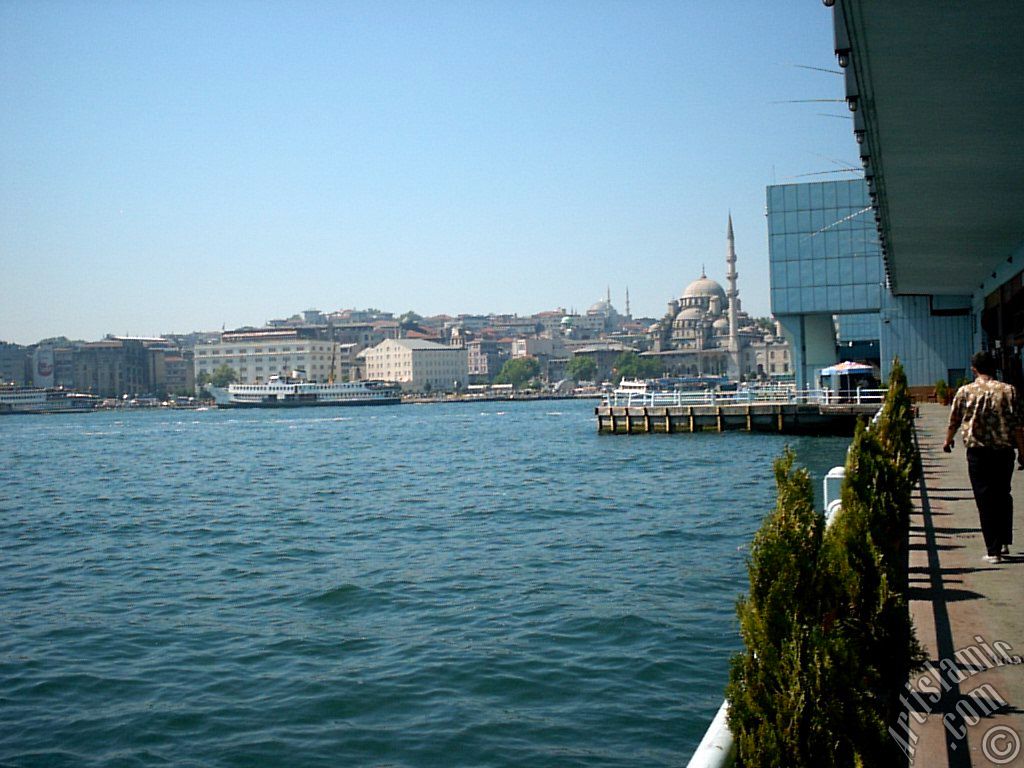 Karak�y sahilinde Yeni Galata K�pr�s�`n�n alt�ndan Emin�n�, Sultan Ahmet Camisi ve Yeni Cami`ye do�ru bak��.

