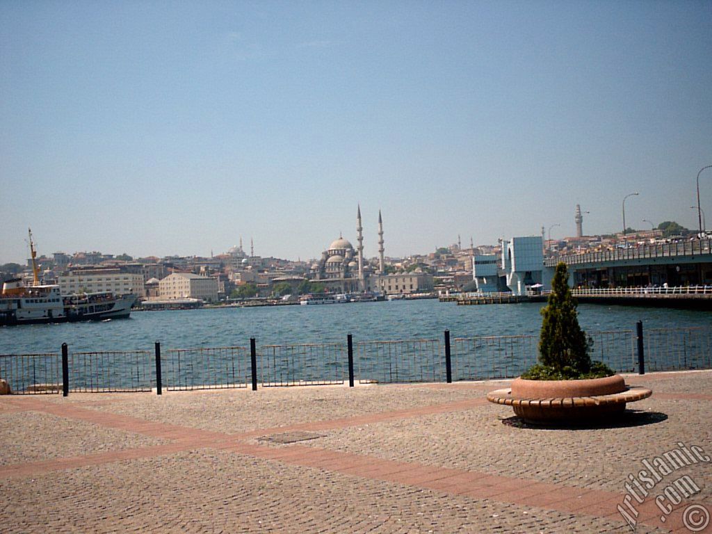 Karak�y sahilinden Sultan Ahmet Camisi (solda), Yeni Cami, (uzak arkas�nda) Beyaz�t Camisi, Beyaz�t Kulesi ve Yeni Galata K�pr�s�ne bak��.
