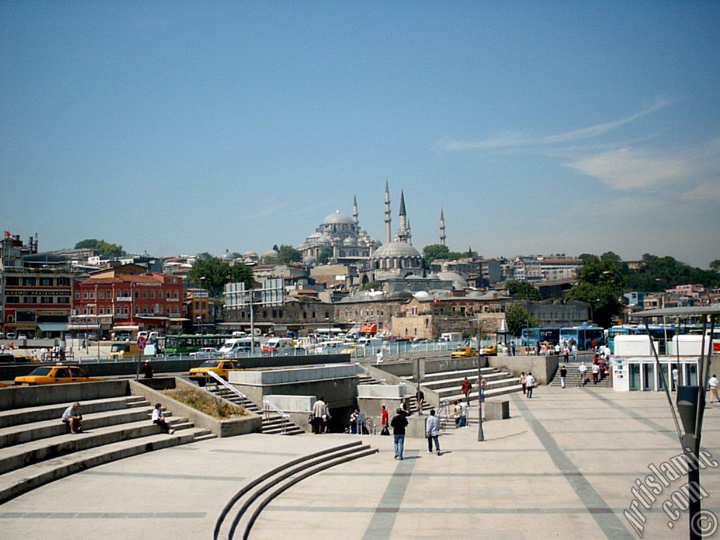 Emin�n� Meydan�, alt ge�it, yukar�da R�stem Pa�a Camisi ve onun da �zerinde S�leymaniye Camisi.
