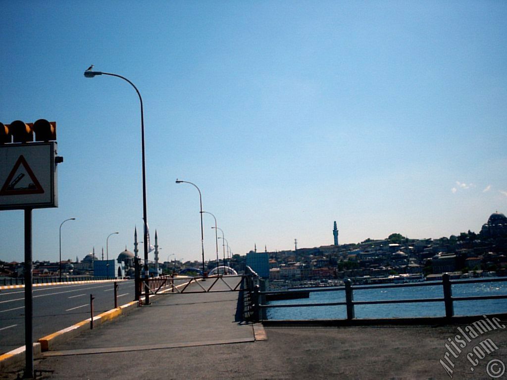 Yeni Galata K�pr�s�`n�n Karak�y taraf�ndan sahil ve S�leymaniye Camisi (sa�dan), Beyaz�t Kulesi, (uzak ortada) Beyaz�t Camisi, Yeni Cami ve Sultan Ahmet Camisi.
