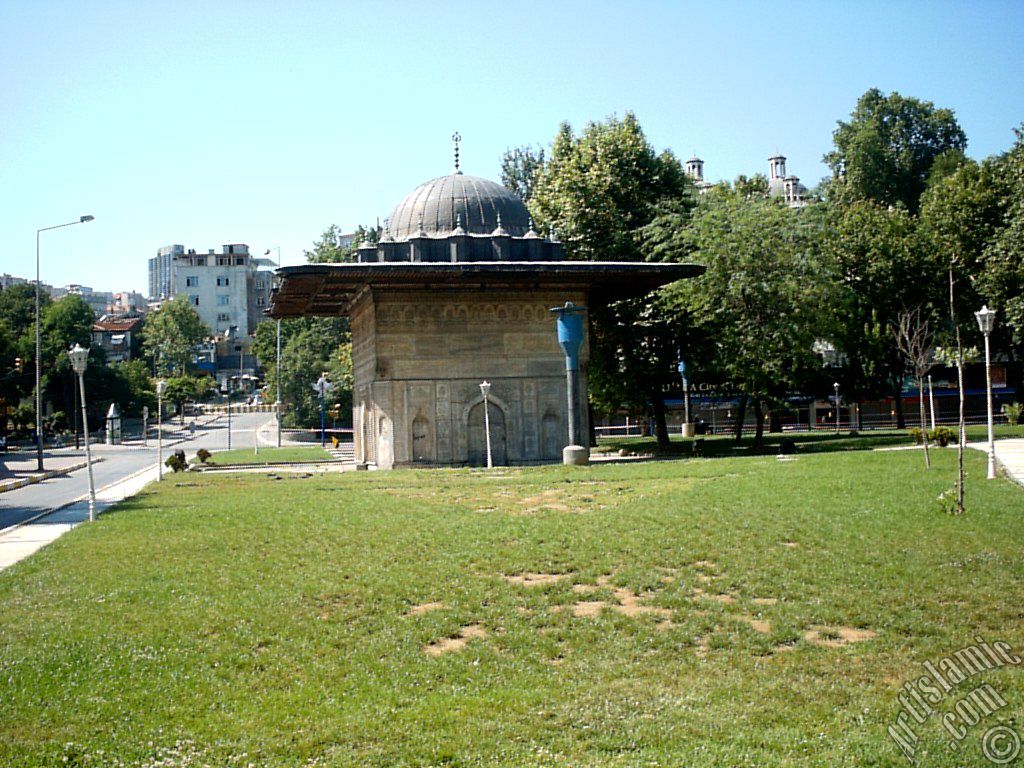�stanbul Karak�y`de Bulunan Bir Osmanl� Eseri ``Tophane �e�mesi.``
