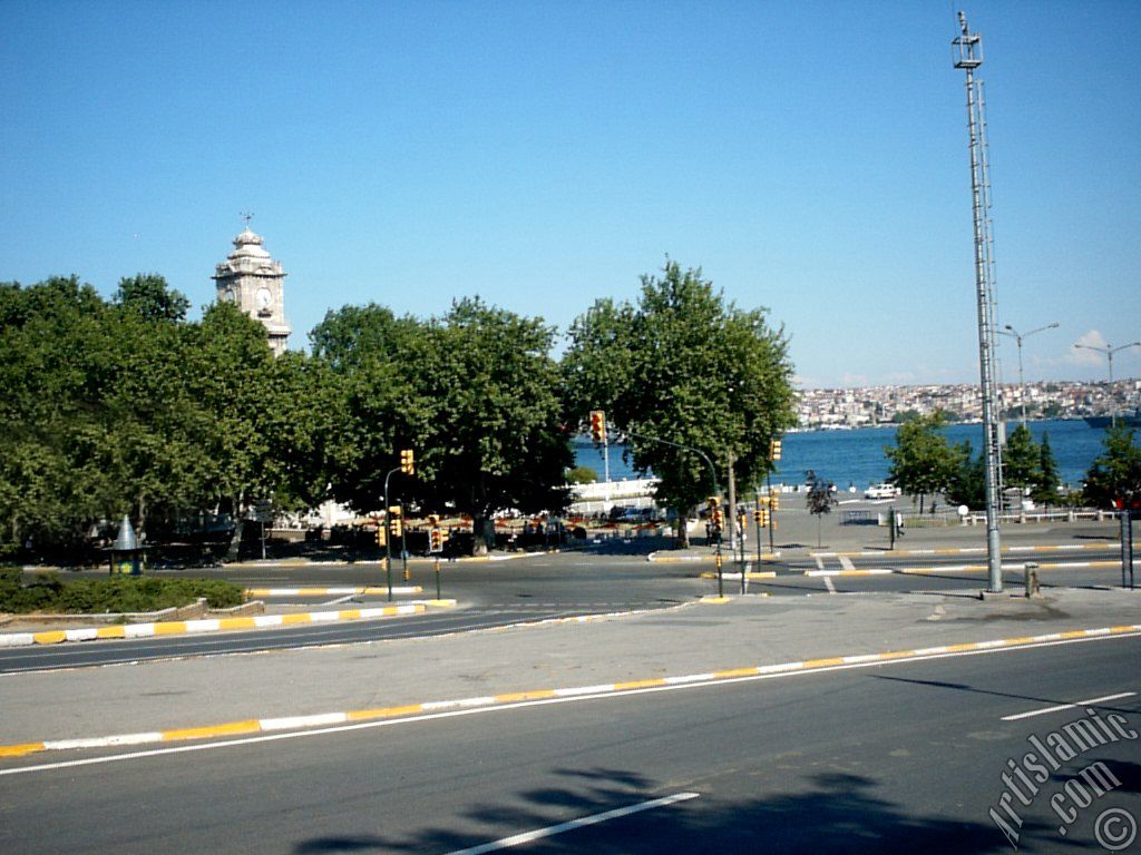�stanbul Dolmabah�e sahili ve saat kulesi.
