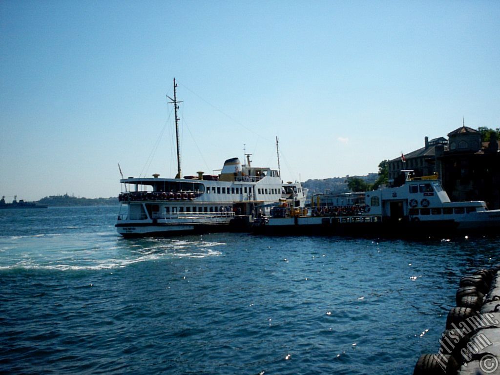 �stanbul Be�ikta� sahilinde iskeleye yana�an bir vapur.
