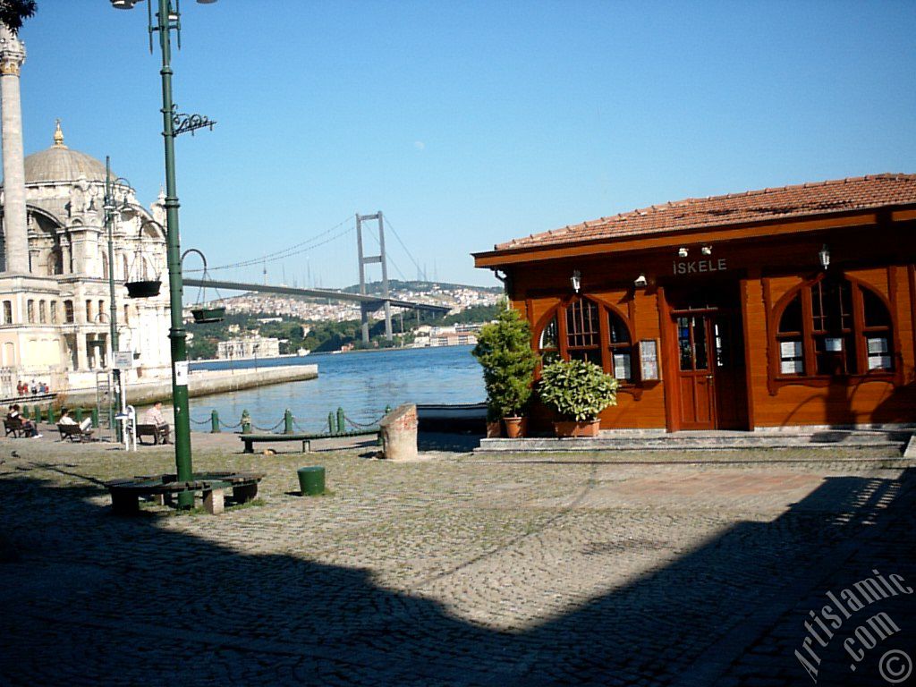 �stanbul Ortak�y sahilinden iskele, Bo�az K�pr�s�, Ortak�y Camisi ve Bo�az K�pr�s�n�n sa� aya�� �zerinde g�nd�z vakti g�r�len ay.
